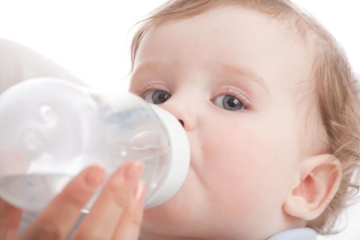 Quelle-eau-convient-le-mieux-pour-bébé thyliennette